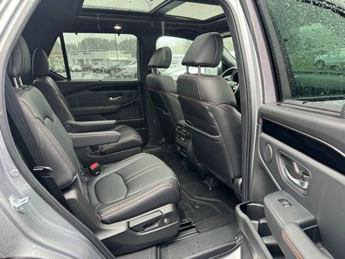 Used 2025 Honda Pilot TrailSport image 9