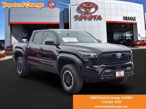 Certified 2025 Toyota Tacoma TRD Off-Road AWD/4WD image 1
