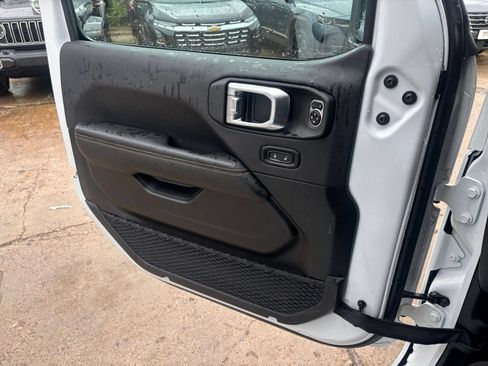 Used 2025 Jeep Wrangler Unlimited Sahara AWD/4WD image 18