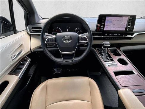 Used 2024 Toyota Sienna XLE FWD image 7