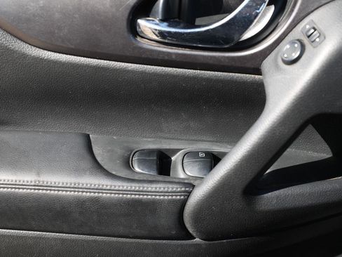 Used 2016 Nissan Rogue SV image 37