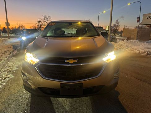 Used 2019 Chevrolet Equinox LS FWD image 2