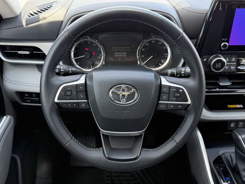 Certified 2025 Toyota Highlander XLE image 14