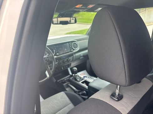 Used 2021 Toyota Tacoma TRD Off-Road w/ Technology Package AWD/4WD image 20