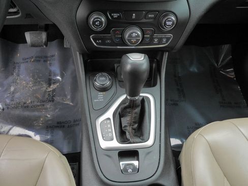 Used 2018 Jeep Cherokee Limited image 27