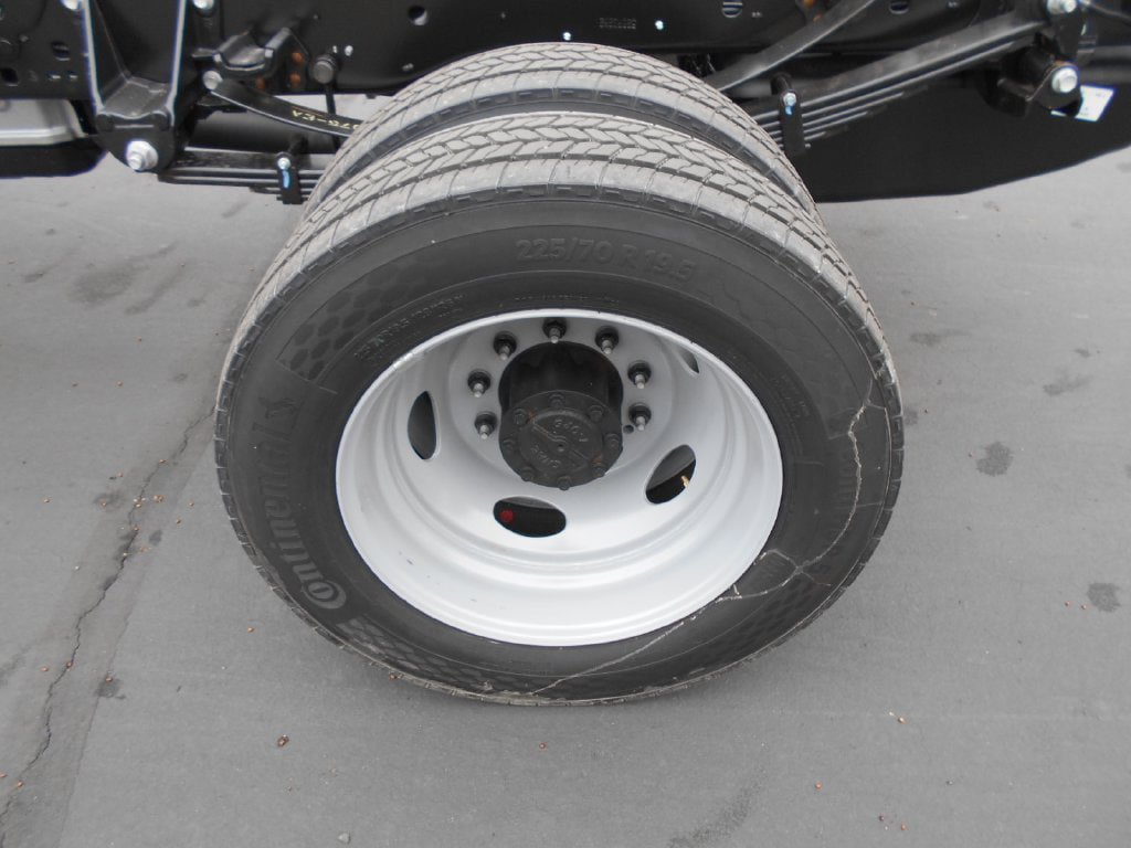 Used 2024 Ford F550 2WD Regular Cab Super Duty image 12