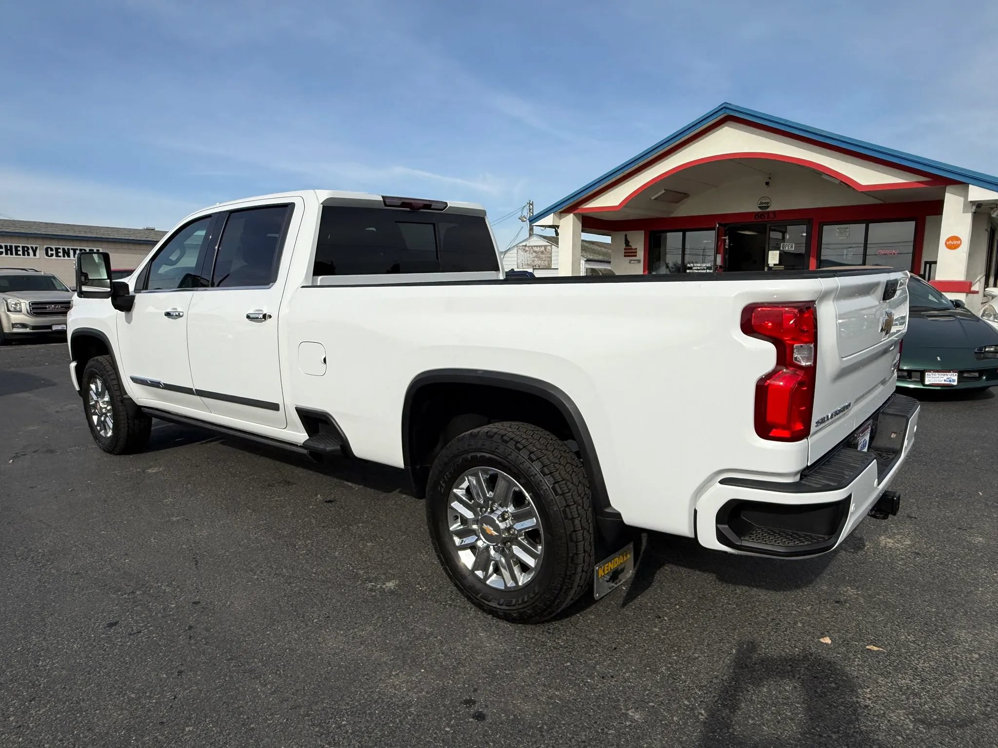 Used 2024 Chevrolet Silverado 3500 High Country w/ High Country Premium Package AWD/4WD image 3