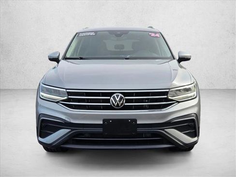 Used 2024 Volkswagen Tiguan SE image 2