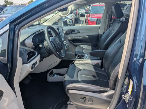 Used 2023 Chrysler Pacifica Touring-L AWD/4WD image 27