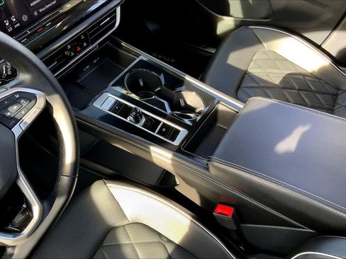 Used 2024 Volkswagen Atlas SEL Premium R-Line image 16