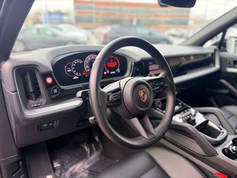 Used 2024 Porsche Cayenne AWD/4WD image 12