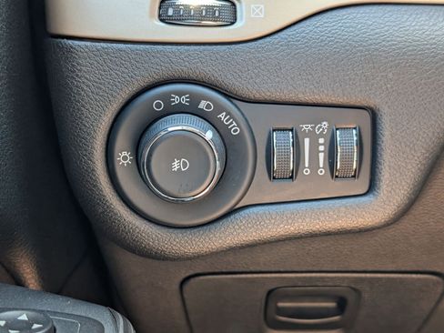Used 2017 Jeep Cherokee Latitude w/ Safety/Convenience Group AWD/4WD image 23