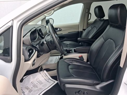 Used 2024 Chrysler Pacifica Touring-L FWD image 5