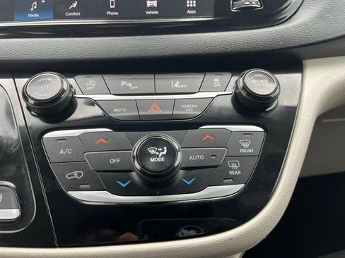 Used 2023 Chrysler Pacifica Touring-L FWD image 23