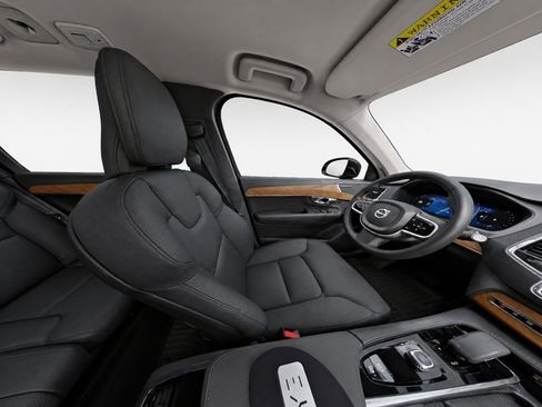 Certified 2023 Volvo XC90 B6 Plus w/ Protection Package Premier AWD/4WD image 10