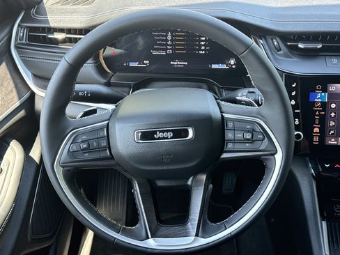 Used 2026 Jeep Grand Cherokee Limited Reserve image 17