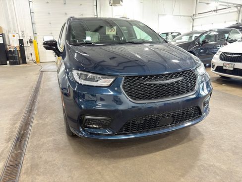 Used 2024 Chrysler Pacifica Limited w/ S Appearance Package FWD image 3