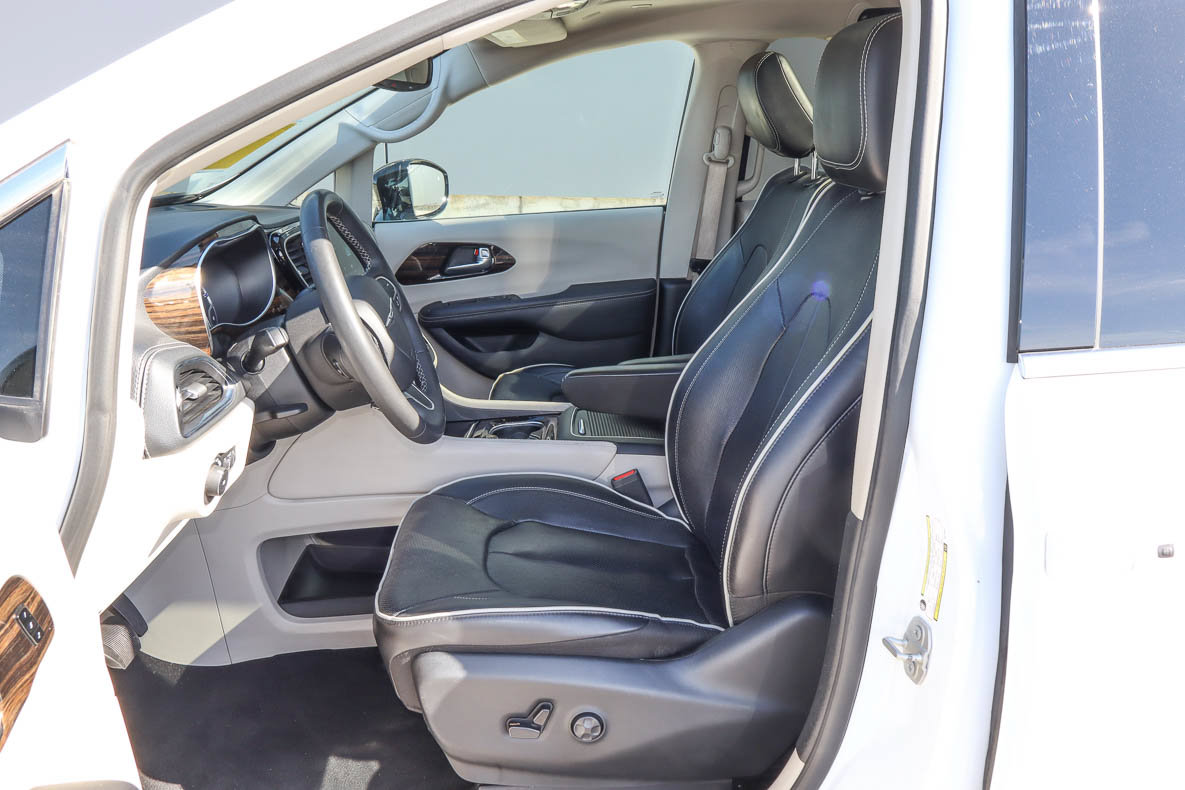 Used 2024 Chrysler Pacifica Limited FWD image 7
