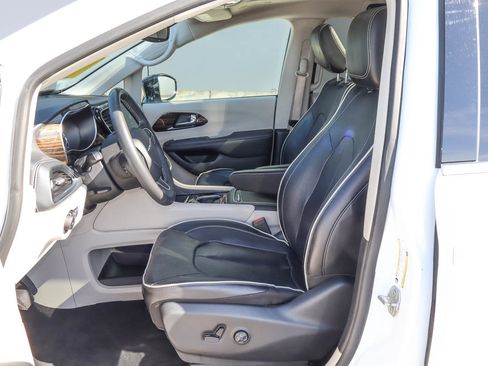 Used 2024 Chrysler Pacifica Limited FWD image 7