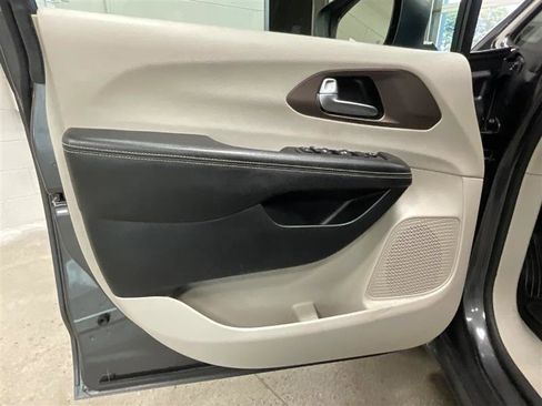 Used 2021 Chrysler Voyager LX image 10