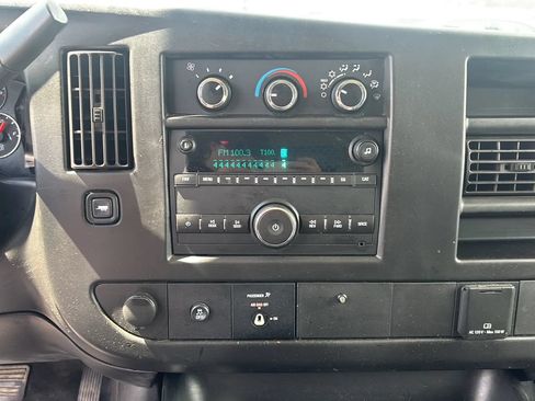 Used 2017 Chevrolet Express 2500 RWD image 25