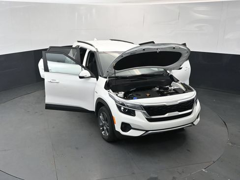 Certified 2023 Kia Seltos S w/ Navigation Package AWD/4WD image 17