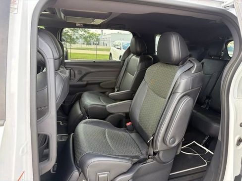 Used 2023 Toyota Sienna XSE FWD image 7