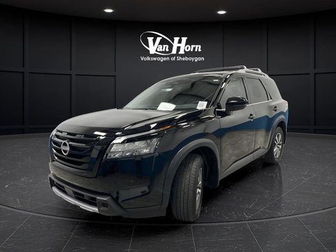 Used 2025 Nissan Pathfinder SL w/ Black Appearance Package FWD image 3