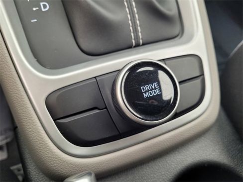 Used 2025 Hyundai Venue SEL image 24