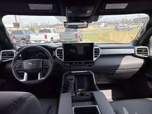Used 2025 Toyota Tundra Limited AWD/4WD image 12