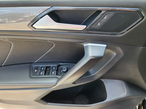 Certified 2023 Volkswagen Tiguan SE w/ Panoramic Sunroof Package FWD image 17