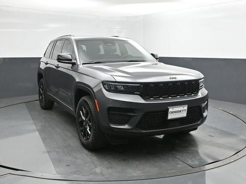 Used 2025 Jeep Grand Cherokee Altitude image 22