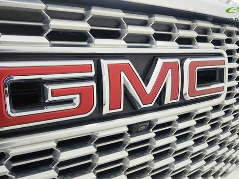 Used 2024 GMC Yukon Denali AWD/4WD image 16