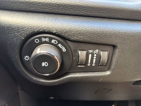 Used 2025 Chrysler Pacifica Limited image 15