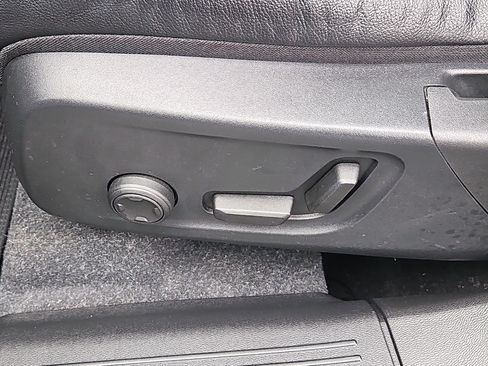 Certified 2023 Volvo XC40 B5 Plus w/ Climate Package image 16