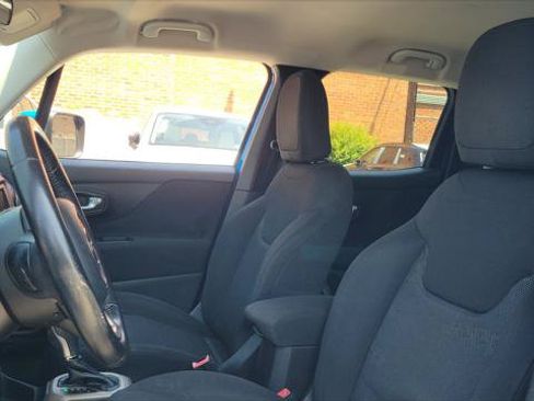 Used 2015 Jeep Renegade Latitude FWD image 15