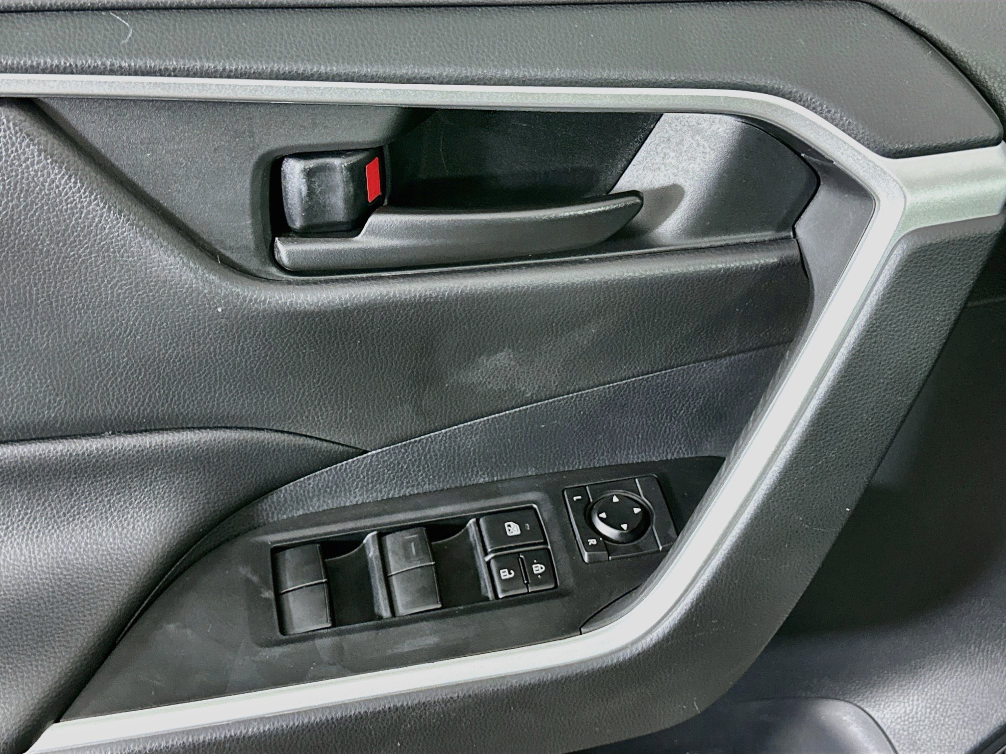 Used 2021 Toyota RAV4 LE FWD image 15