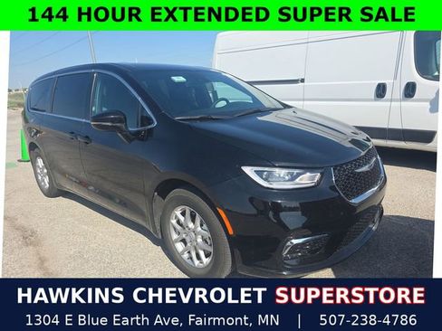 Used 2025 Chrysler Pacifica Select FWD image 1