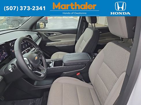 Used 2025 Chevrolet Traverse LT image 9