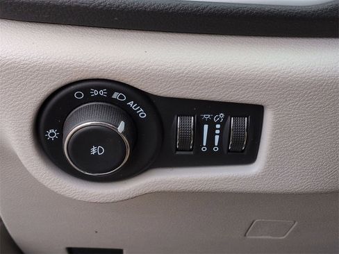 Used 2023 Chrysler Pacifica Touring-L image 26