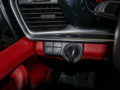Used 2022 Porsche Panamera image 33