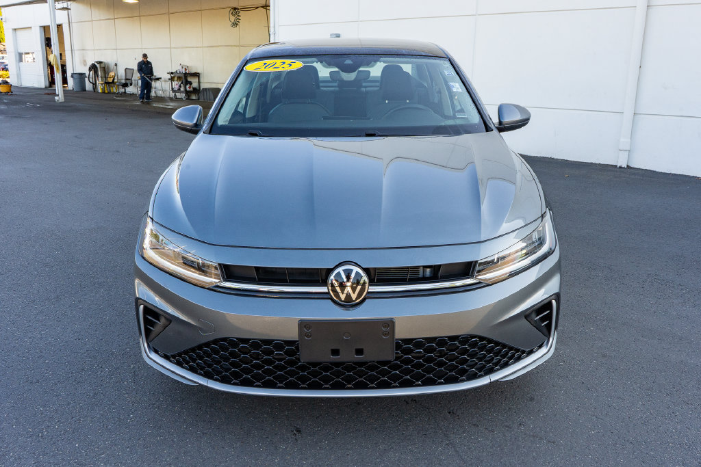 Used 2025 Volkswagen Jetta SE FWD image 4