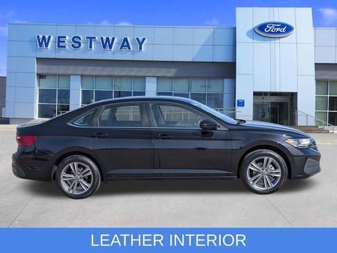 Used 2022 Volkswagen Jetta SE image 2