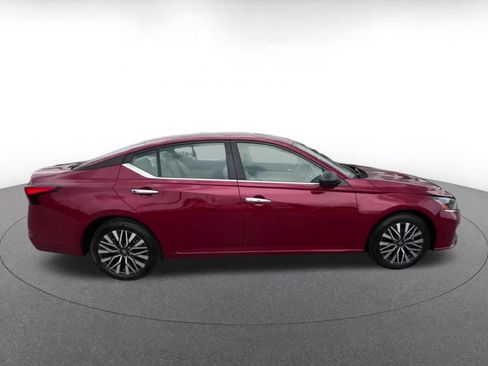 Used 2025 Nissan Altima 2.5 SV FWD image 13