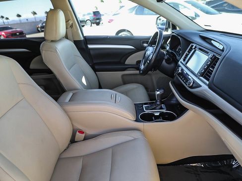 Used 2018 Toyota Highlander XLE FWD image 16