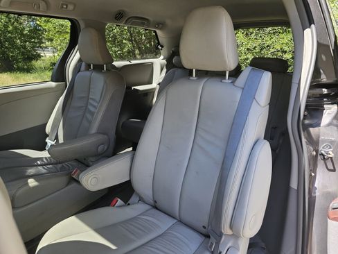 Used 2013 Toyota Sienna XLE AWD/4WD image 28