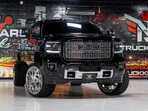 Used 2017 GMC Sierra 2500 Denali w/ Duramax Plus Package AWD/4WD image 2
