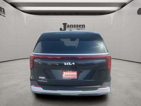 Used 2026 Kia Carnival FWD image 3