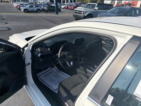 Used 2025 Nissan Altima 2.5 SV FWD image 15