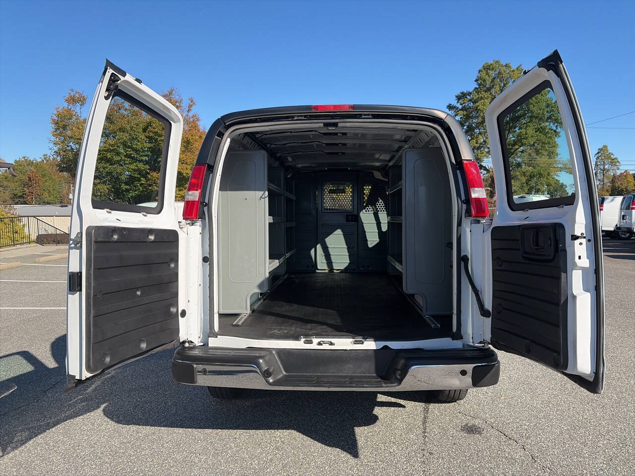 Used 2022 Chevrolet Express 3500 Extended w/ Driver Convenience Package RWD image 24
